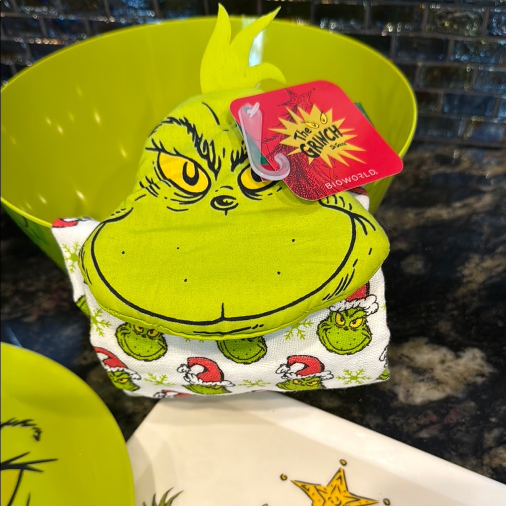 Grinch Themed Serving  Set - Picture 2 of 5